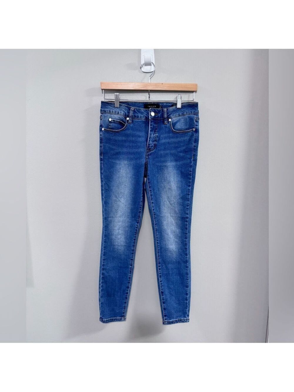 Tahari Women's Chloe Fit Solution Skinny Jeans. Size 4/27